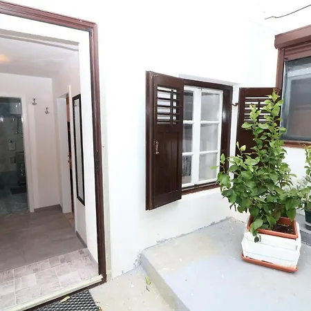 Ninetta With Terrace Apartman *