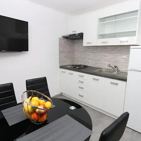 Ninetta With Terrace Apartman *