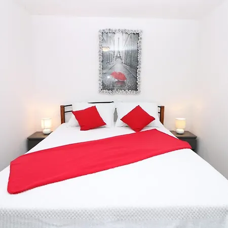Ninetta With Terrace Apartman *
